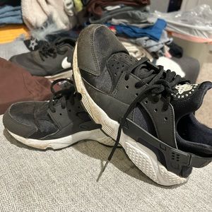 Nike Hurachaes women’s